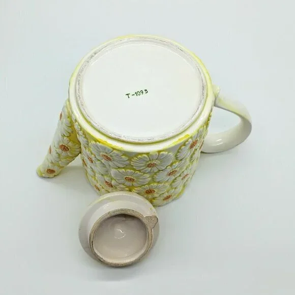Brinn's Daisy Ceramic Vintage Tea Pot - Picture 7 of 9